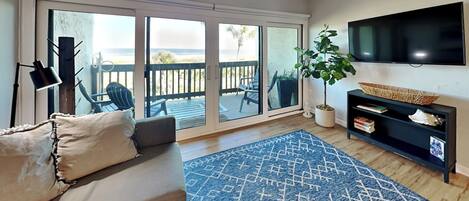 Condo (2 Bedrooms) | Área de sala de estar | Televisión y tenis de mesa