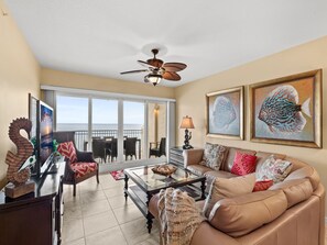 Condo, várias camas, vista para o oceano | Área de estar | TV