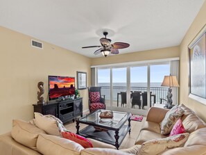 Condo, várias camas, vista para o oceano | Área de estar | TV