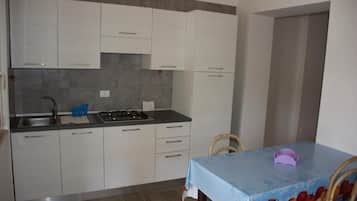 Fridge, cookware/dishes/utensils