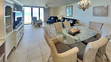 Condo (3 Bedrooms) | Property amenity