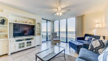 Condo (3 Bedrooms) | Front of property