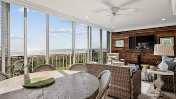 Condo (3 Bedrooms) | Front of property