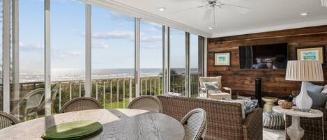 Condo (3 Bedrooms) | Front of property
