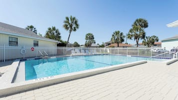 Condo (2 Bedrooms) | Front of property