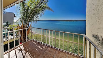 Condo (2 Bedrooms) | Property grounds