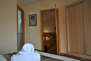 3 bedrooms, bed sheets