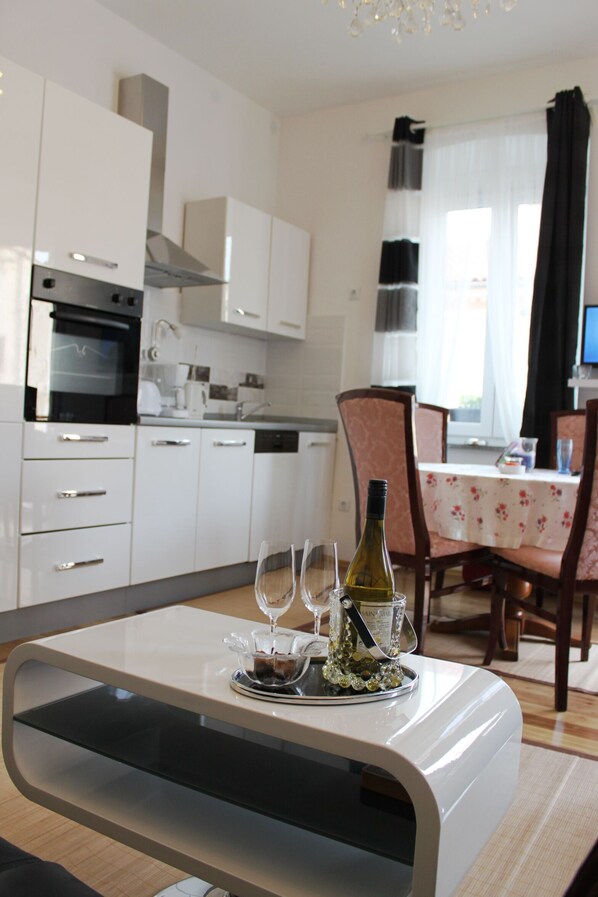 Microwave, dishwasher, coffee/tea maker, cookware/dishes/utensils