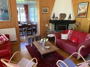 Téléviseur, foyer, lecteur de DVD, livres