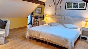 Escritorio, cuna de viaje, wifi gratis y ropa de cama