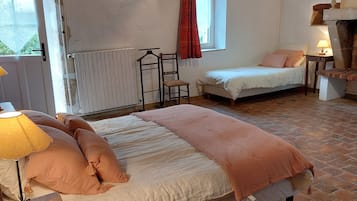 Triple Room (Chez Flora) | Individually decorated, individually furnished, desk, free WiFi