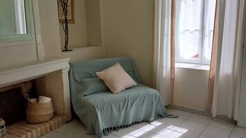 Bureau, lit parapluie, Wi-Fi gratuit, draps fournis