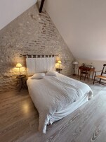 Escritorio, cuna de viaje, wifi gratis y ropa de cama 