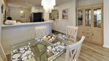 Kondominium (3 Bedrooms) | Tempat makan