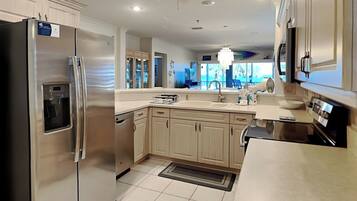 Condo (3 Bedrooms) | Property amenity