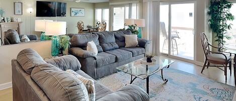 Condo (2 Bedrooms) | Front of property