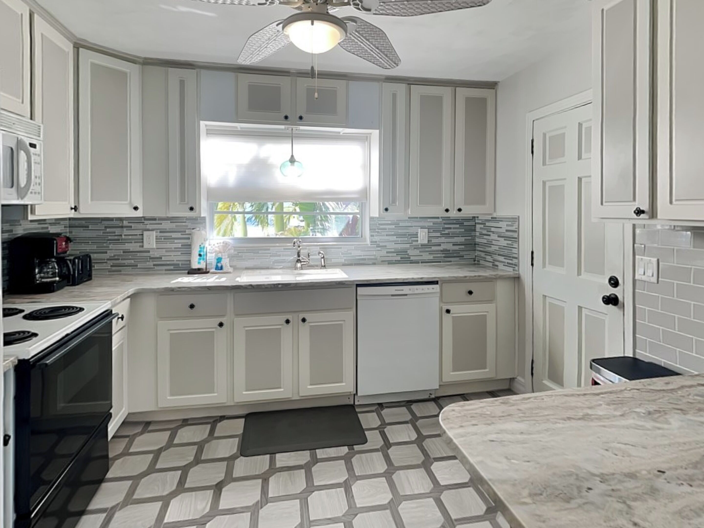 Cottage, Multiple Beds, Patio, Garden View | Private kitchen