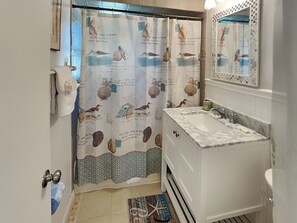 Cottage, Beberapa Tempat Tidur, patio, pemandangan kebun | Kamar mandi | Handuk dan tisu toilet