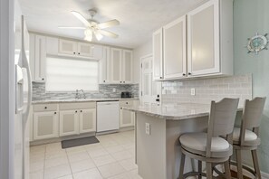 Cottage, Multiple Beds, Patio, Garden View | Private kitchen
