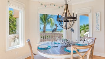 Casa, várias camas, banheira de imersão, vista para a praia | Cozinha privada | Geladeira, micro-ondas, fogão, cooktop