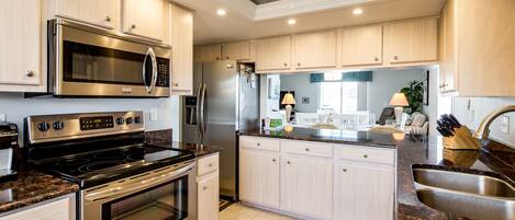 Kondominium (Royal Pelican 381) | Dapur pribadi | Lemari es, microwave, kompor, dan mesin pencuci piring