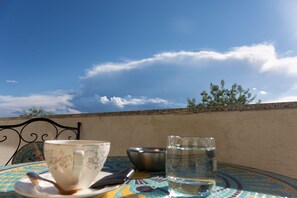 تناول الطعام بالخارج