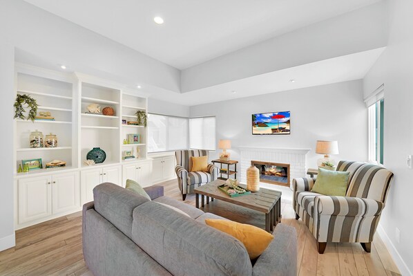 Smart TV, chimenea y libros 