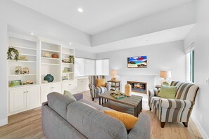 スマートテレビ、暖炉、書庫