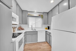 Frigorífico, microondas, horno y placa de cocina
