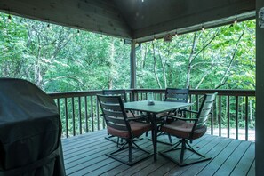Outdoor dining - Cozy Pet Friendly Cabin in Townsend w/ TONS of privacy.  Sleeps 8. (Townsend)