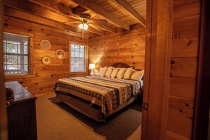 3 bedrooms, desk, iron/ironing board, free WiFi - Cozy Pet Friendly Cabin in Townsend w/ TONS of privacy.  Sleeps 8. (Townsend)