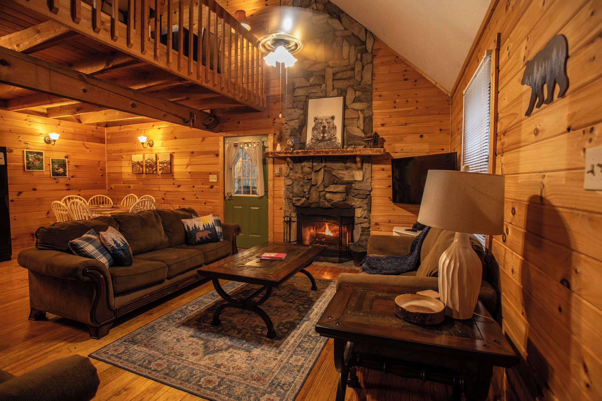 Smart-tv, pejs, dvd-afspiller, bordfodbold