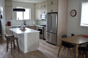 Jääkaappi, mikroaaltouuni, uuni, liesi