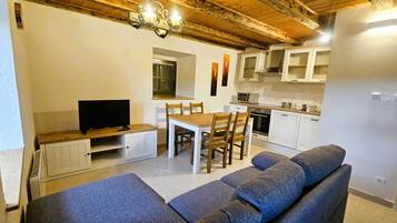 Ferienhaus, 2 Schlafzimmer, Terrasse, Gartenblick | Wohnzimmer | Fernseher