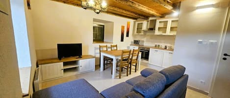 Ferienhaus, 2 Schlafzimmer, Terrasse, Gartenblick | Wohnzimmer | Fernseher