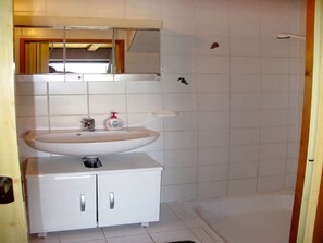 House, 2 Bedrooms, Terrace, Garden View | Bathroom | Towels - Vacation House Viskic (Rab)