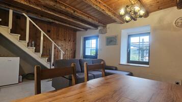 Ferienhaus, 2 Schlafzimmer, Terrasse, Gartenblick | Wohnzimmer | Fernseher