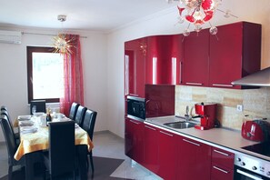 Apartamento, 4 quartos, para fumantes, piscina particular | Sala de jantar