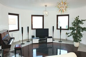 Departamento, 4 habitaciones, para fumadores, alberca privada | Sala de estar