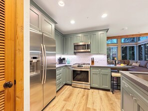 冷蔵庫、電子レンジ、オーブン、コンロ