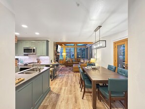 Dining - Christmas in the Mountains w/Private Hot Tub•Access to Park City and Deer Valley (Park City)