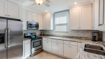 獨棟房屋 (Mango Beach Manor) | 私人廚房 | 電冰箱、微波爐、爐台、洗碗機