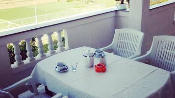 Apartment, 2 Bedrooms, Smoking, Balcony | Dining