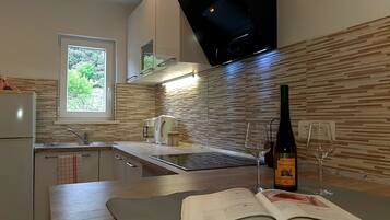 Apartment, 2 Schlafzimmer, Raucher, Balkon | Eigene Küche | Wasserkocher mit Kaffee-/Teezubehör, Kochgeschirr/Geschirr/Besteck