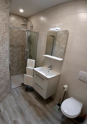 Appartement, 2 chambres, fumeur, balcon | Salle de bain | Serviettes fournies