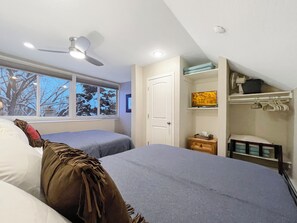 4 bedrooms, desk, iron/ironing board, free WiFi - Family Retreat w/Golf Course/Mtn Views•Private Hot Tub•Steps to Free Transit (Park City)