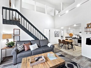 Televisión, chimenea, reproductor de DVD y libros 