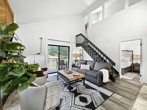 Televisión, chimenea, reproductor de DVD y libros 