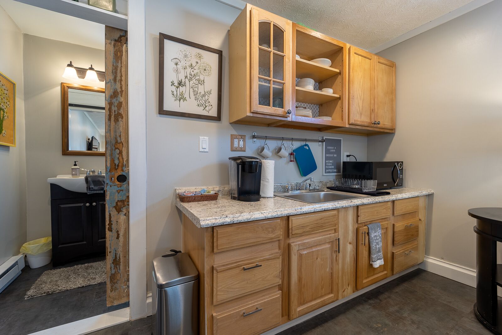 Geladeira, micro-ondas, cafeteira/chaleira, chaleira elétrica