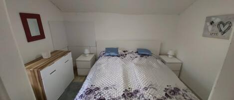 2 bedrooms, WiFi, bed sheets